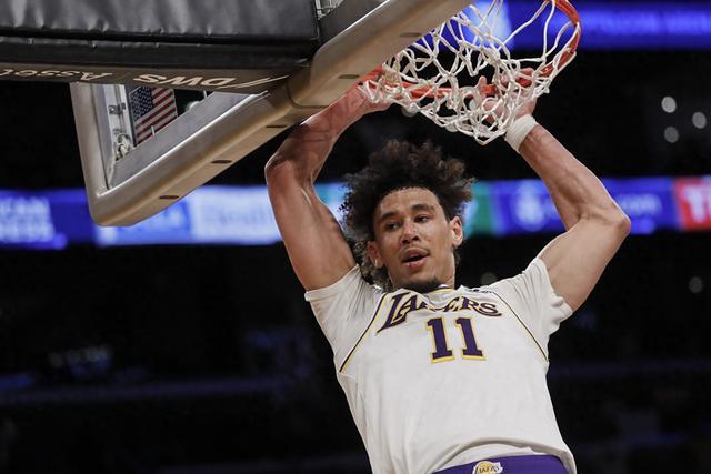 半场-中国女足暂0-1乌兹别克斯坦 潘红艳扑球不远达达博耶娃破门